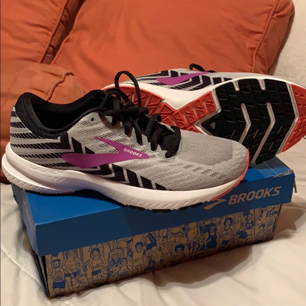 Women’s brooks tennis shoes